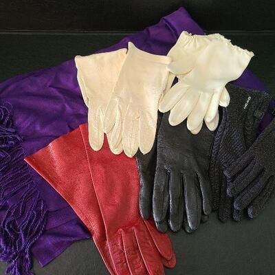 G44:   Gloves and Scarf