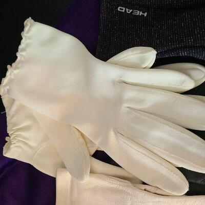 G44:   Gloves and Scarf