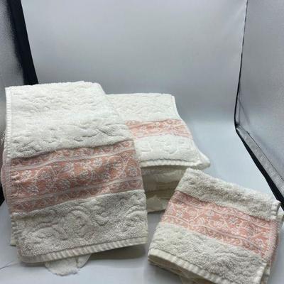 Vintage White & Pink Towel Set