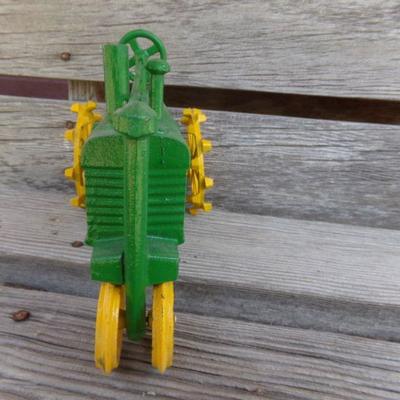 LOT 216  JOHN DEERE TRACTOR CAST IRON TOY