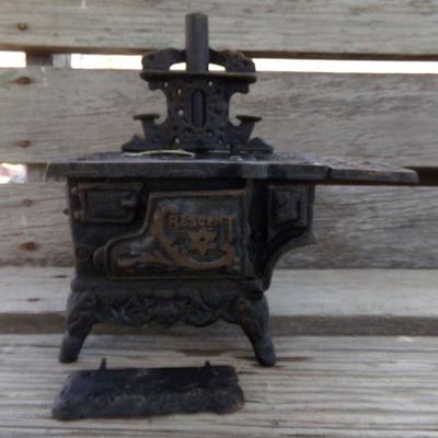 LOT 230  CAST IRON TOY/SALESMAN SAMPLE STOVE