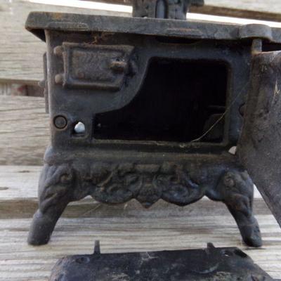 LOT 230  CAST IRON TOY/SALESMAN SAMPLE STOVE