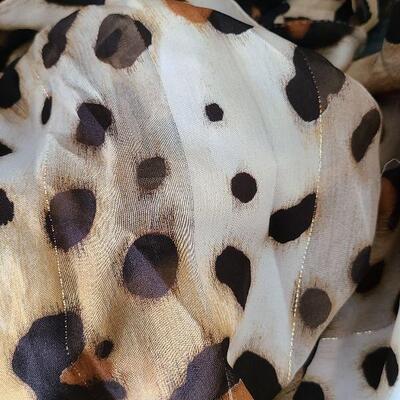 G68: Lot Of Scarves