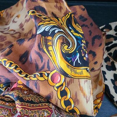 G68: Lot Of Scarves