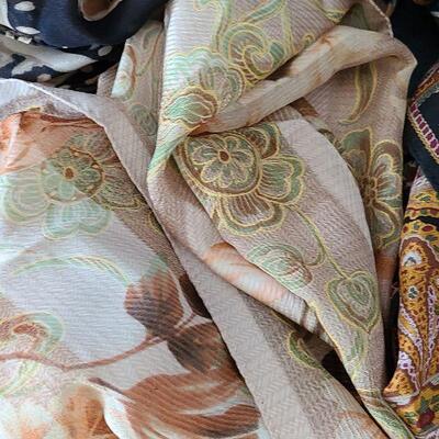G68: Lot Of Scarves