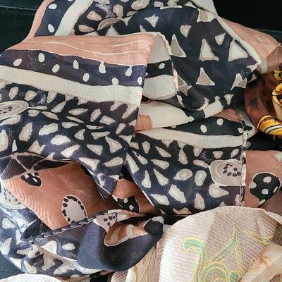 G68: Lot Of Scarves