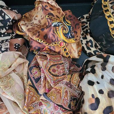 G68: Lot Of Scarves