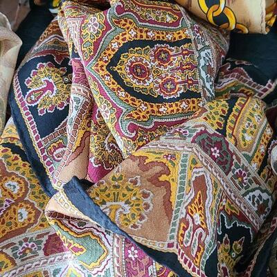 G68: Lot Of Scarves