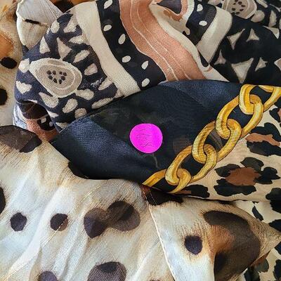G68: Lot Of Scarves