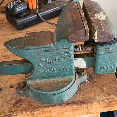 G89: Vintage Chief No L4 Swivel Base Vise Made in USA