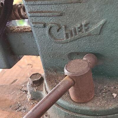 G89: Vintage Chief No L4 Swivel Base Vise Made in USA
