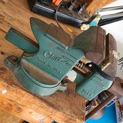 G89: Vintage Chief No L4 Swivel Base Vise Made in USA