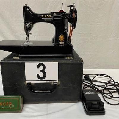 LOT#G3: Singer Featherweight 221 Sewing Machine