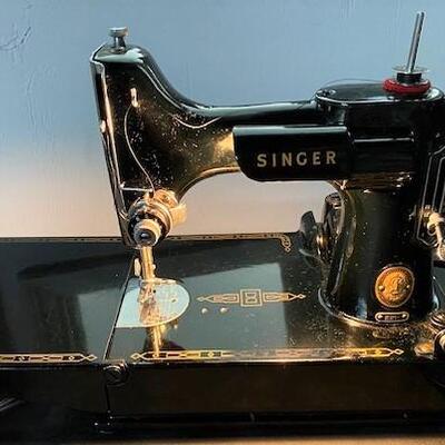 LOT#G3: Singer Featherweight 221 Sewing Machine