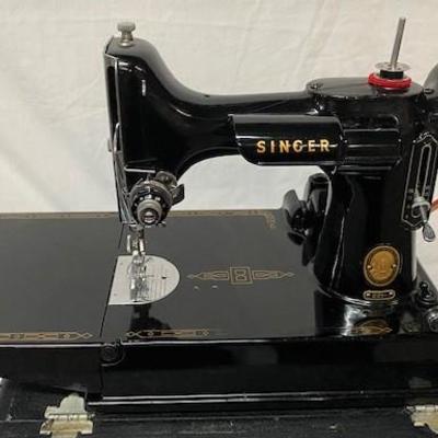 LOT#G3: Singer Featherweight 221 Sewing Machine
