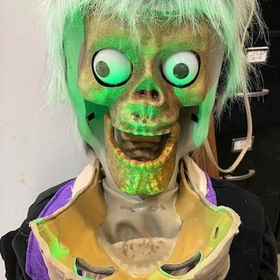 LOT#R5: Zombie Animatronic Halloween DÃ©cor