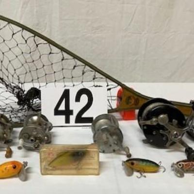 LOT#R42: Assorted Vintage Fishing Lot