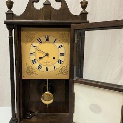 LOT#R56: Ma Leck Pillar & Scroll Clock