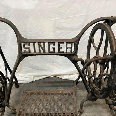 LOT#G83: Singer Cast Sewing Stand