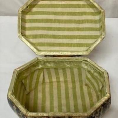 LOT#G113: Vintage Octagonal Purse