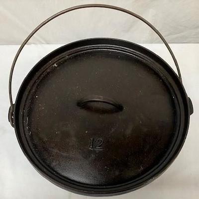 LOT#G114: Unmarked #12 Dutch Oven with Feet