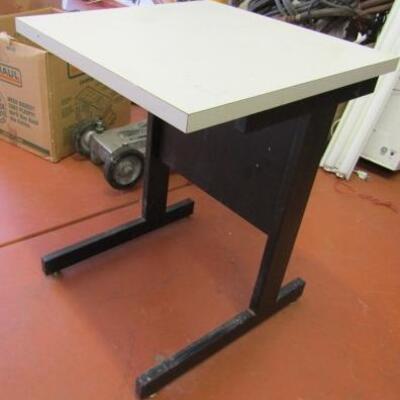 LOT 11  3D PRINTER AND TABLE