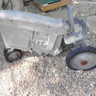 Y-2  PEDAL TRACTOR YARD ART