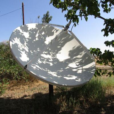 F-4   LARGE SATELLITE DISH