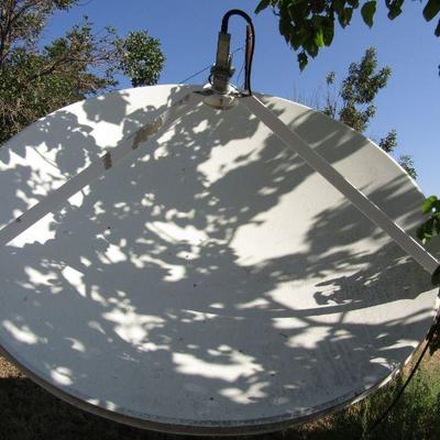 F-4   LARGE SATELLITE DISH