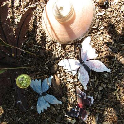 Y-11  TIN FLOWERS, BUTTERFLIES & OTHER YARD ART