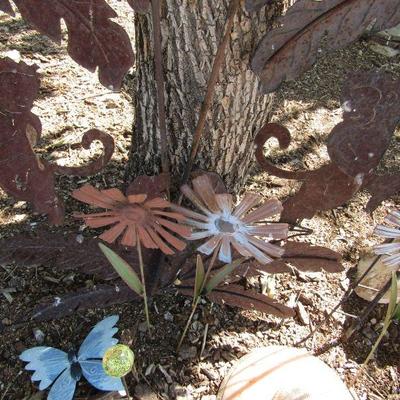 Y-11  TIN FLOWERS, BUTTERFLIES & OTHER YARD ART