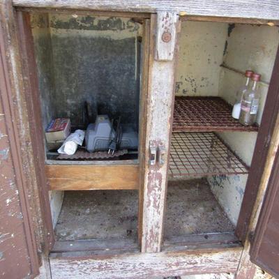 Y-16  ANTIQUE ICE BOX/REFRIGERATOR