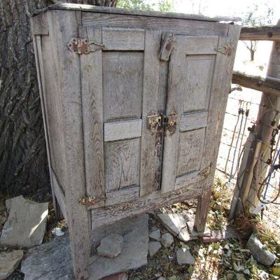 Y-16  ANTIQUE ICE BOX/REFRIGERATOR
