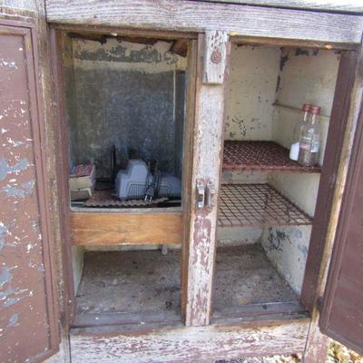 Y-16  ANTIQUE ICE BOX/REFRIGERATOR