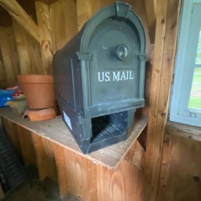 240: Outdoor Plastic Mailbox 