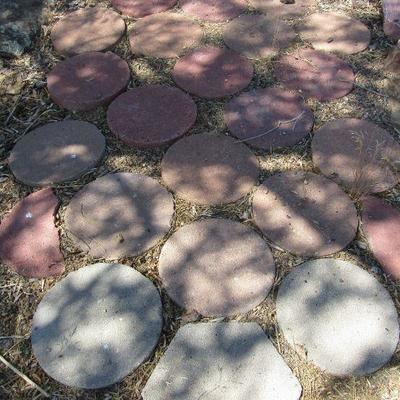 Y-37  ROUND STEPPING STONES