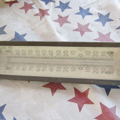 SR-9  BIRDHOUSE & VINTAGE THERMOMETER