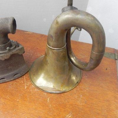 LOT 312  ANTIQUE CLOTHES IRON & BRASS SQUEEZE BALL HORN