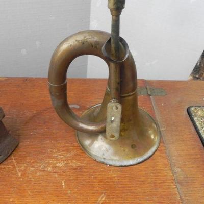 LOT 312  ANTIQUE CLOTHES IRON & BRASS SQUEEZE BALL HORN