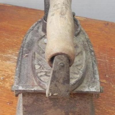 LOT 312  ANTIQUE CLOTHES IRON & BRASS SQUEEZE BALL HORN