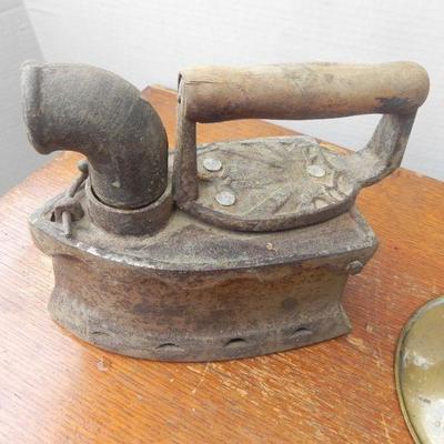 LOT 312  ANTIQUE CLOTHES IRON & BRASS SQUEEZE BALL HORN
