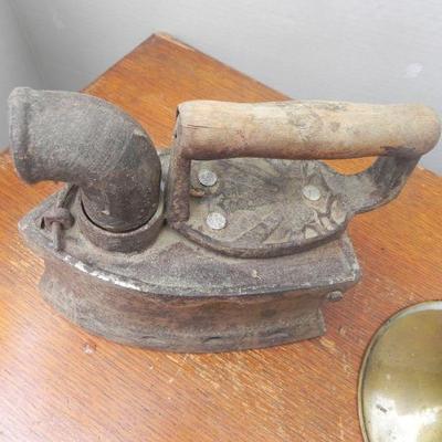 LOT 312  ANTIQUE CLOTHES IRON & BRASS SQUEEZE BALL HORN