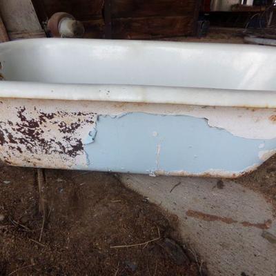 BB-37   VINTAGE CAST IRON AND ENAMELED BATHTUB