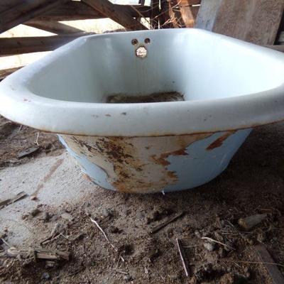 BB-37   VINTAGE CAST IRON AND ENAMELED BATHTUB