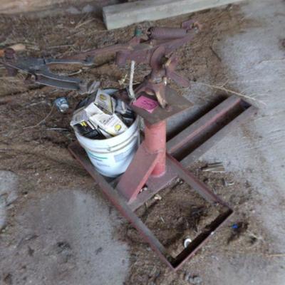 BB-38  CLAY PIGEON THROWER AND AMMUNITION