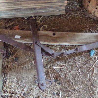 BB-44  WOODEN BASKETS AND SMALLER WHISKEY BARREL