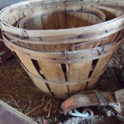 BB-44  WOODEN BASKETS AND SMALLER WHISKEY BARREL