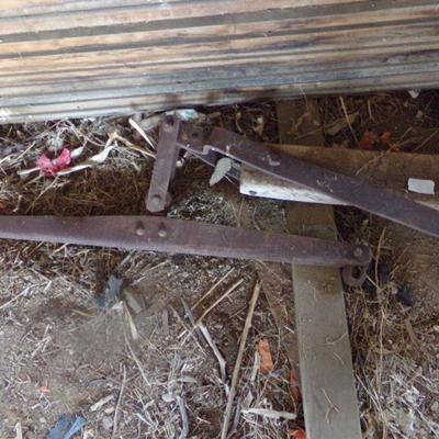 BB-44  WOODEN BASKETS AND SMALLER WHISKEY BARREL