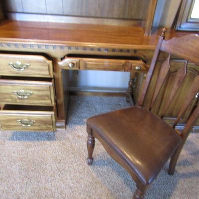 LOT 122 STUDENT DESK WITH HUTCH AND CHAIR