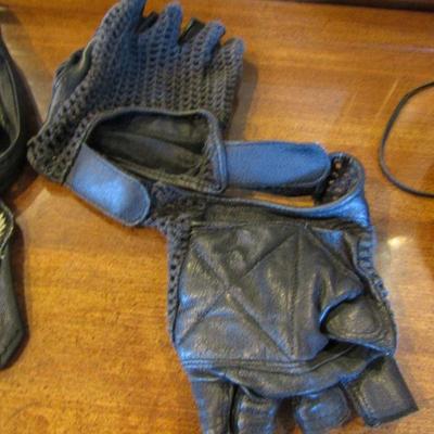 LOT 126 LEATHER HARLEY HAT AND RIDING GLOVES
